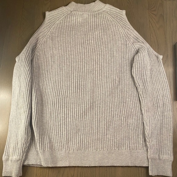 Shoulder cutout grey knit scarf - Picture 2 of 4